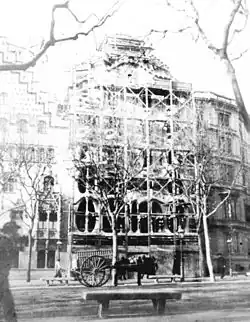 Photographie ancienne du bâtiment en chantier depuis le bord opposé du boulevard.