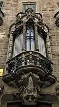 L’oriel au-dessus de l'entrée principale.