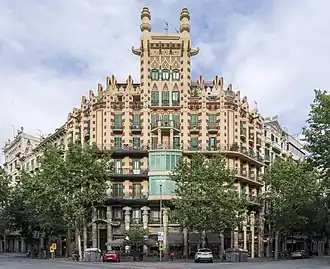 Casa Ferran Guardiola, 1929, à l'angle de la  rue du Conseil-des-Cent et de la rue Mundaner