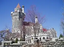 Photo en couleurs d'un bâtiment en pierres comprenant une tour
