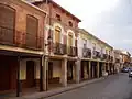 Maisons avec soportales.