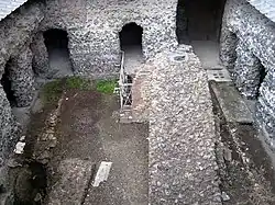 Vestiges de l'atrium (A).