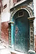 Encadrement orné de porte