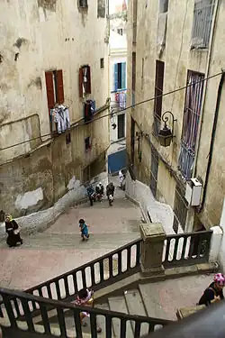 Photographie en couleur d'une vue en contre-plongée d'une rue.