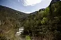 Cascade artificielle de la rivière de l'Albarine au niveau d'un seuil au lieu-dit Moulin à ciment à Tenay (Ain, France)