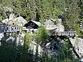 La buvette au-dessus de la cascade.