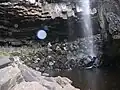 Éboulis au pied des orgues basaltique de la grotte.