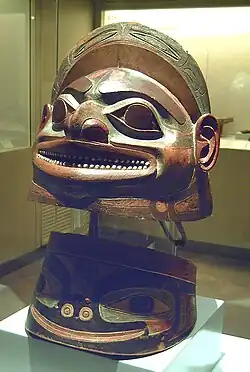 Casque et collier Tlingit, XVIIIe&nbsp;siècle, Museo de América, Madrid, Espagne.