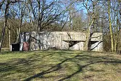 Blockhaus en béton situé dans les bois