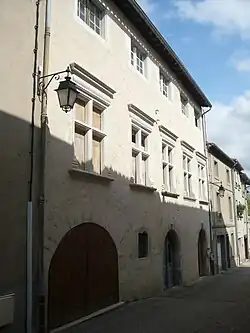 Caserne, gendarmerie puis hôtel de ville des XVIe et XVIIe&nbsp;siècles.