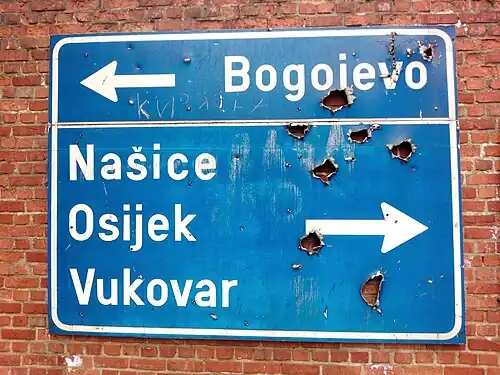 Panneau routier des guerres de Yougoslavie.