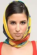 Jeune femme avec un foulard de soie