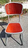Chaise du Centre spatial de Cannes - Mandelieu, plusieurs couleurs dont rouge, vert et bleu vont équiper la Croisette de 1945 à 1955.
