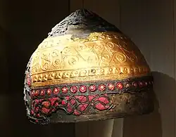 Casque celte d'Amfreville-sous-les-Monts (Eure), IVe&nbsp;siècle&nbsp;av. J.-C.. Ici les triskèles sont liés pour former un rinceau.