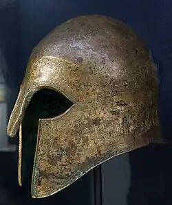 Casque offert à Zeus d'Olympie par Hiéron de Syracuse, en commémoration d'une victoire. Musée archéologique d'Olympie.