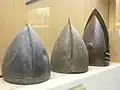 « Casque à crête » d'Auxonne (centre de la photographie / contemporain de la Culture-R.S.F.O.: approx. -1150 à -950 / conservé au Musée d'archéologie nationale)