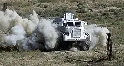 Un Casspir en train de déminer sur la base aérienne de Bagram