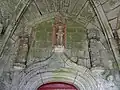 Église paroissiale Saint-Jérôme : porche sud, Ecce Homo entre saint Thomas et saint Pierre.