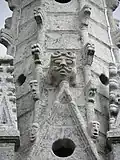 Chapelle de Quillidoaré : détails sculptés de la flèche.