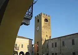 Place Mazzini et tour civique.