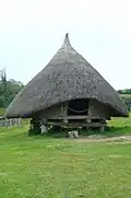 Photo d'une structure surélevée au toit conique