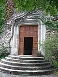 Le portail d'entrée, une copie du portail du château d'Issogne. L'escalier est une copie de celle du château de Fénis.