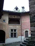 La cour et ses fresques, dont plusieurs sont inspirées de celles du château de Fénis.