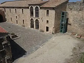 la cour intérieure.