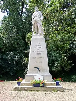 Le monument aux morts, dans la rue descendant vers le pont Eiffel