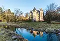 Le château vu depuis la rivière Trzemna&nbsp;(pl)