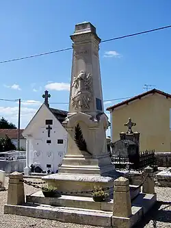Le monument aux morts devant l'église (mai&nbsp;2009)