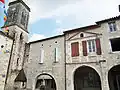 Église Saint-Pierre - Le clocher vue de la place des arcades