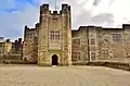 Castel Drogo&nbsp;(en), construit par Edwin Lutyens dans les environs de Drewsteignton (Devon) entre 1911 et 1930.
