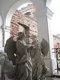 Statues d'anges, avec des ruines en arrière-plan, avant rénovation