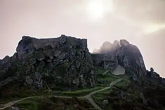 Le château de Monsanto (Portugal), qui sert de décor à Peyredragon, la demeure ancestrale de la maison Targaryen.