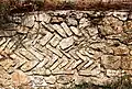 Mur intérieur de castrum en arêtes de poisson.