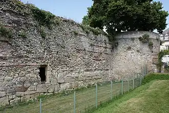 Fragment d'un mur en ruine avec une tour