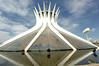 La cathédrale entourée d'un bassin d'eau.