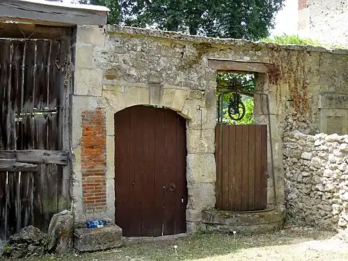 Ancien puits, rue de Nointel.