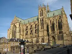 La construction de la cathédrale gothique Saint-Étienne a débuté en 1220. Il s'agit de la cathédrale du diocèse catholique de Metz et du siège de l'évêque de Metz.