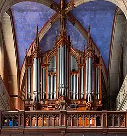 L'orgue de tribune, vue de détail.