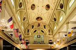 Orgue et plafond.