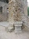 Base de colonne romaine renversée et creusée en bénitier.