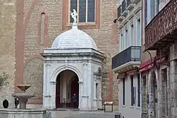 Le porche en marbre blanc du XVIIe siècle.