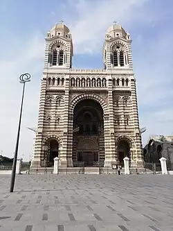 La façade.