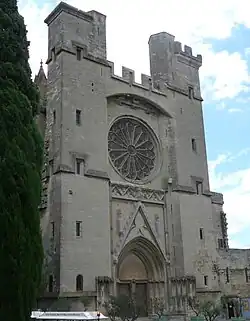 Façade occidentale avec le portail à double porte inutilisé de nos jours.
