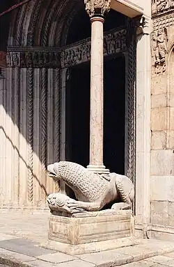 Le lion de droite.