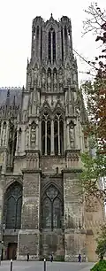 Tour nord, piétons pour échelle.