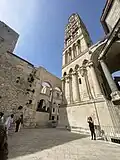 La cathédrale de Saint Dominus vue d'en bas