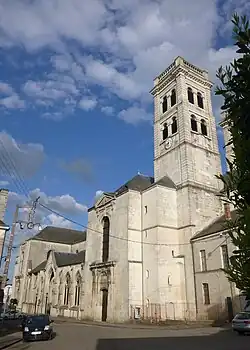 Vue de la place Monseigneur-Ginisty.